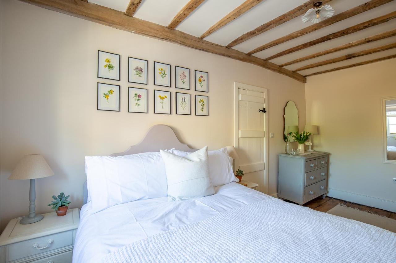Gleneda Cottage - A Renovated, Traditional Cotswold Cottage Full Of Charm With Fireplace And Garden Bourton on the Hill Екстериор снимка